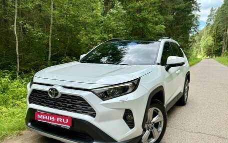 Toyota RAV4, 2020 год, 2 990 000 рублей, 6 фотография