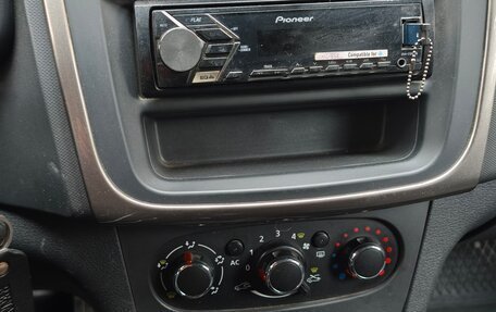 Renault Logan II, 2015 год, 600 000 рублей, 7 фотография