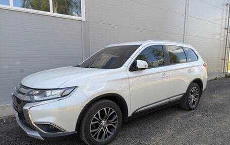 Mitsubishi Outlander III рестайлинг 3, 2017 год, 2 050 000 рублей, 2 фотография