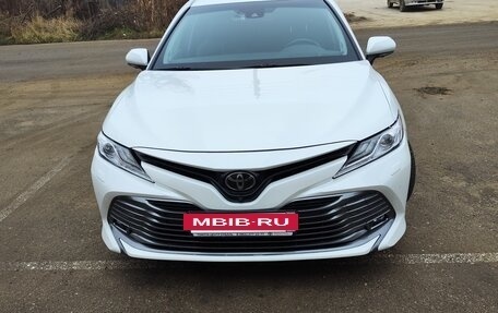 Toyota Camry, 2021 год, 3 300 000 рублей, 2 фотография