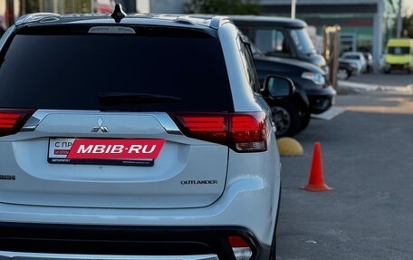 Mitsubishi Outlander III рестайлинг 3, 2017 год, 1 730 000 рублей, 11 фотография