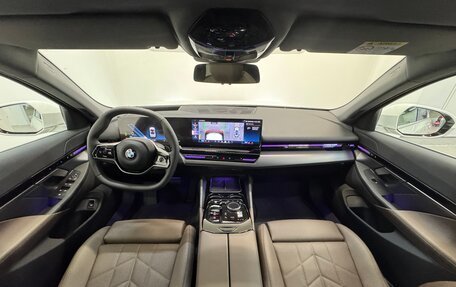 BMW 5 серия, 2024 год, 6 990 000 рублей, 10 фотография