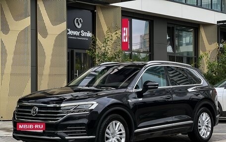 Volkswagen Touareg III, 2018 год, 3 990 000 рублей, 2 фотография