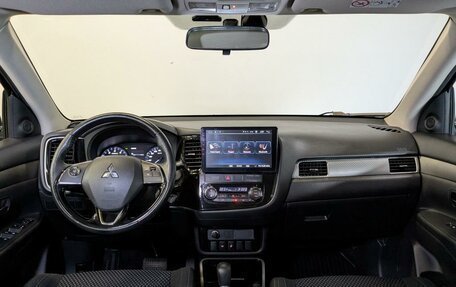 Mitsubishi Outlander III рестайлинг 3, 2018 год, 2 150 000 рублей, 14 фотография
