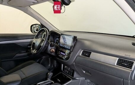 Mitsubishi Outlander III рестайлинг 3, 2018 год, 2 150 000 рублей, 11 фотография