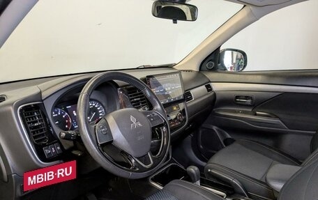 Mitsubishi Outlander III рестайлинг 3, 2018 год, 2 150 000 рублей, 16 фотография
