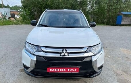 Mitsubishi Outlander III рестайлинг 3, 2015 год, 1 600 000 рублей, 4 фотография