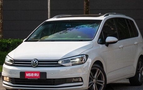Volkswagen Touran III, 2021 год, 1 700 000 рублей, 2 фотография