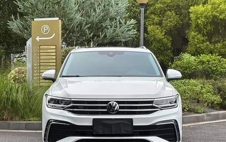 Volkswagen Tiguan II, 2021 год, 2 180 000 рублей, 2 фотография