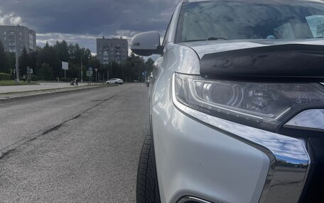 Mitsubishi Outlander III рестайлинг 3, 2016 год, 2 000 000 рублей, 2 фотография