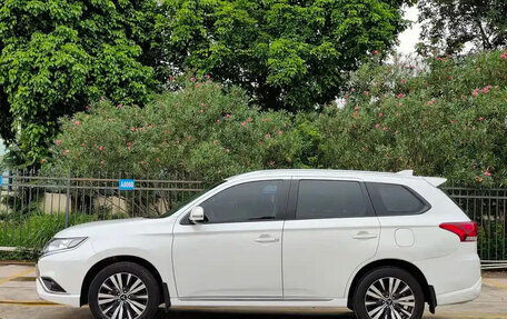 Mitsubishi Outlander III рестайлинг 3, 2022 год, 1 735 000 рублей, 6 фотография