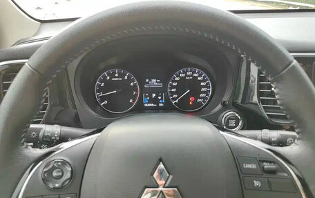 Mitsubishi Outlander III рестайлинг 3, 2022 год, 1 735 000 рублей, 9 фотография