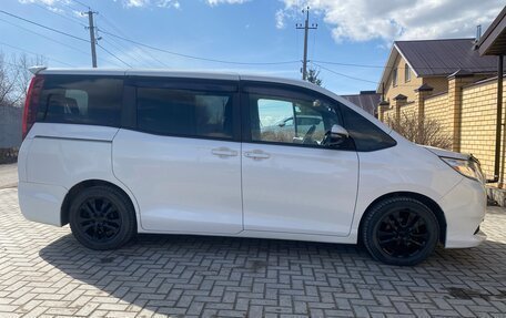 Toyota Noah III, 2015 год, 1 620 000 рублей, 9 фотография