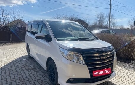 Toyota Noah III, 2015 год, 1 620 000 рублей, 2 фотография