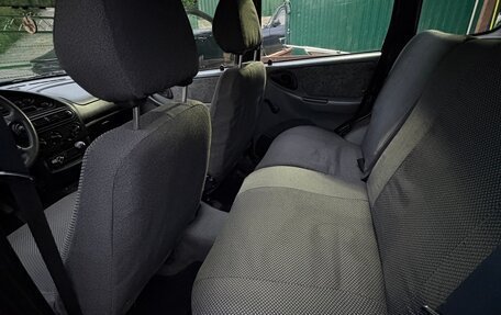 Chevrolet Niva I рестайлинг, 2004 год, 440 000 рублей, 21 фотография