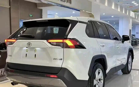 Toyota RAV4, 2022 год, 2 200 000 рублей, 6 фотография