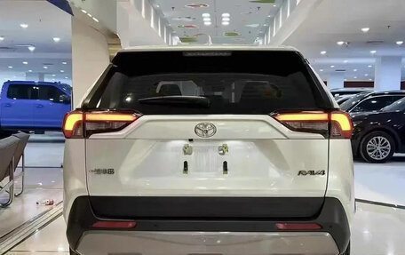 Toyota RAV4, 2022 год, 2 200 000 рублей, 5 фотография