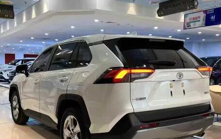Toyota RAV4, 2022 год, 2 200 000 рублей, 4 фотография