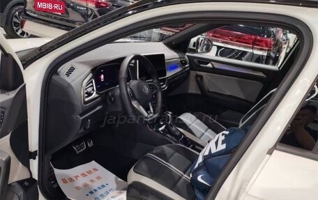 Volkswagen T-Roc I, 2023 год, 2 100 000 рублей, 7 фотография