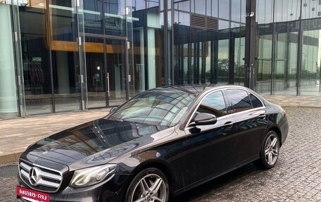 Mercedes-Benz E-Класс, 2020 год, 3 300 000 рублей, 4 фотография