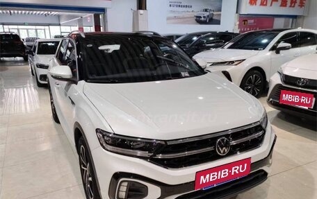 Volkswagen T-Roc I, 2023 год, 2 100 000 рублей, 2 фотография
