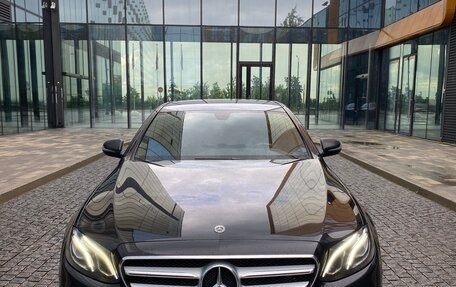 Mercedes-Benz E-Класс, 2020 год, 3 300 000 рублей, 5 фотография
