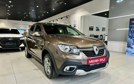 Renault Logan II, 2018 год, 1 085 000 рублей, 3 фотография