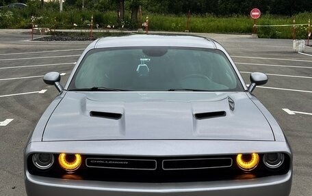 Dodge Challenger III рестайлинг 2, 2016 год, 3 300 000 рублей, 2 фотография