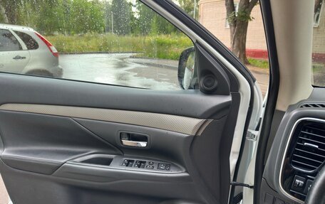 Mitsubishi Outlander III рестайлинг 3, 2015 год, 1 650 000 рублей, 3 фотография