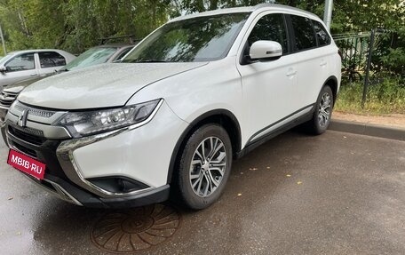 Mitsubishi Outlander III рестайлинг 3, 2015 год, 1 650 000 рублей, 10 фотография