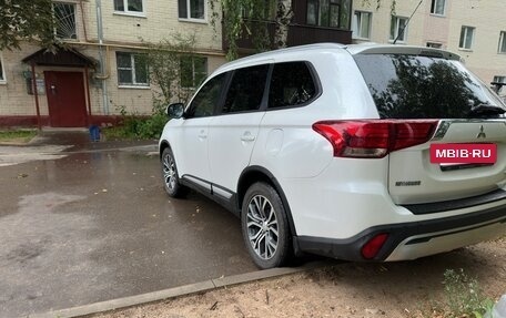 Mitsubishi Outlander III рестайлинг 3, 2015 год, 1 650 000 рублей, 8 фотография