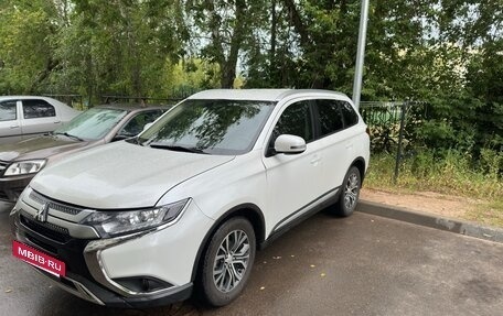 Mitsubishi Outlander III рестайлинг 3, 2015 год, 1 650 000 рублей, 12 фотография