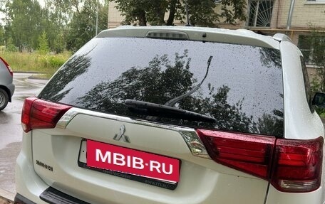 Mitsubishi Outlander III рестайлинг 3, 2015 год, 1 650 000 рублей, 7 фотография