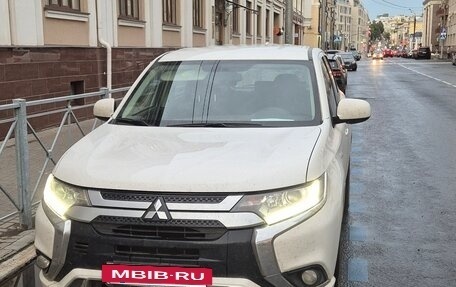 Mitsubishi Outlander III рестайлинг 3, 2022 год, 2 290 000 рублей, 2 фотография