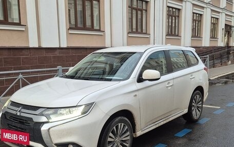 Mitsubishi Outlander III рестайлинг 3, 2022 год, 2 290 000 рублей, 3 фотография