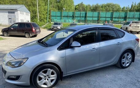 Opel Astra J, 2013 год, 850 000 рублей, 2 фотография