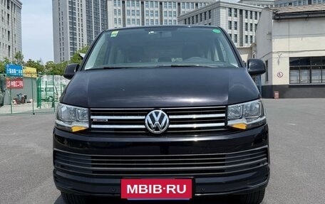 Volkswagen Caravelle T6 рестайлинг, 2018 год, 3 100 000 рублей, 2 фотография