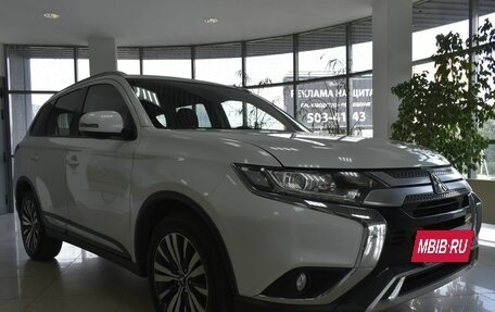 Mitsubishi Outlander III рестайлинг 3, 2019 год, 2 049 000 рублей, 3 фотография