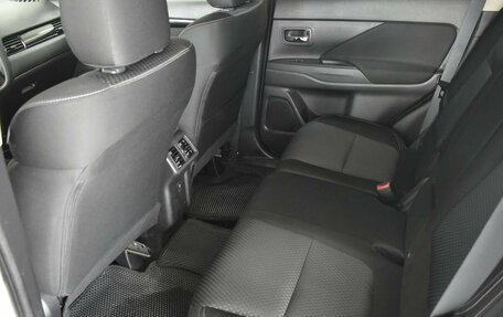 Mitsubishi Outlander III рестайлинг 3, 2019 год, 2 049 000 рублей, 13 фотография
