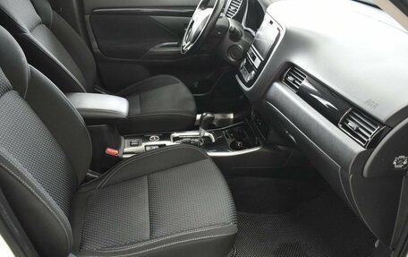 Mitsubishi Outlander III рестайлинг 3, 2019 год, 2 049 000 рублей, 15 фотография