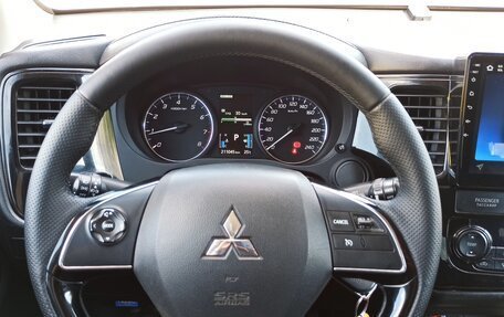 Mitsubishi Outlander III рестайлинг 3, 2015 год, 1 750 000 рублей, 10 фотография