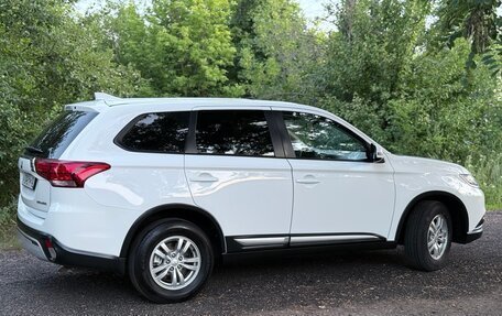 Mitsubishi Outlander III рестайлинг 3, 2018 год, 1 899 000 рублей, 2 фотография