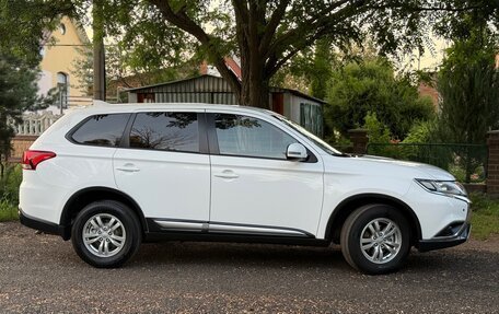 Mitsubishi Outlander III рестайлинг 3, 2018 год, 1 899 000 рублей, 13 фотография