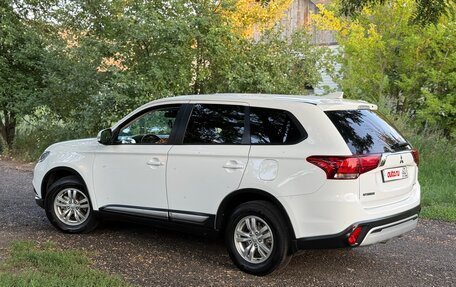 Mitsubishi Outlander III рестайлинг 3, 2018 год, 1 899 000 рублей, 3 фотография