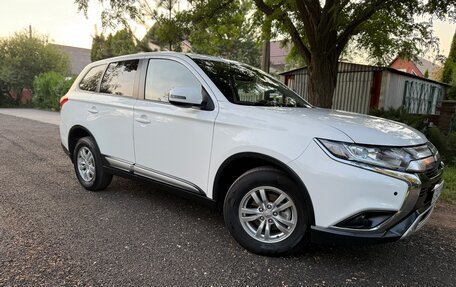 Mitsubishi Outlander III рестайлинг 3, 2018 год, 1 899 000 рублей, 14 фотография
