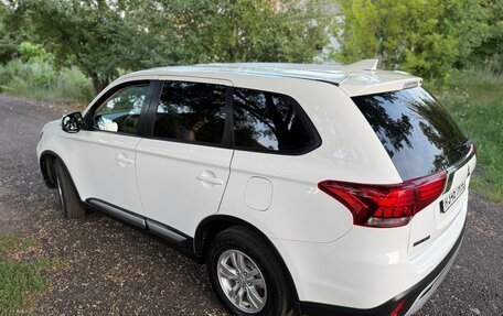 Mitsubishi Outlander III рестайлинг 3, 2018 год, 1 899 000 рублей, 24 фотография