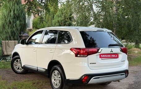 Mitsubishi Outlander III рестайлинг 3, 2018 год, 1 899 000 рублей, 4 фотография