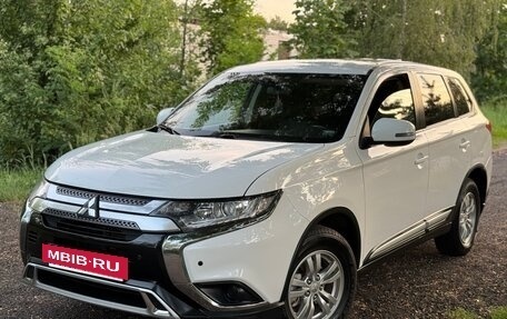 Mitsubishi Outlander III рестайлинг 3, 2018 год, 1 899 000 рублей, 26 фотография