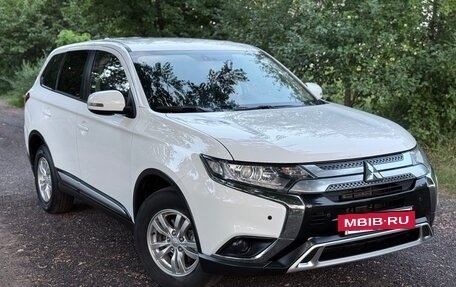 Mitsubishi Outlander III рестайлинг 3, 2018 год, 1 899 000 рублей, 5 фотография