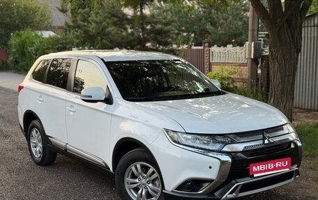 Mitsubishi Outlander III рестайлинг 3, 2018 год, 1 899 000 рублей, 15 фотография